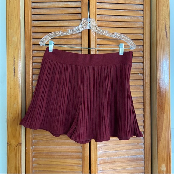 NEW Zara Red & Black High Waisted Pleated Shorts - Picture 4 of 9